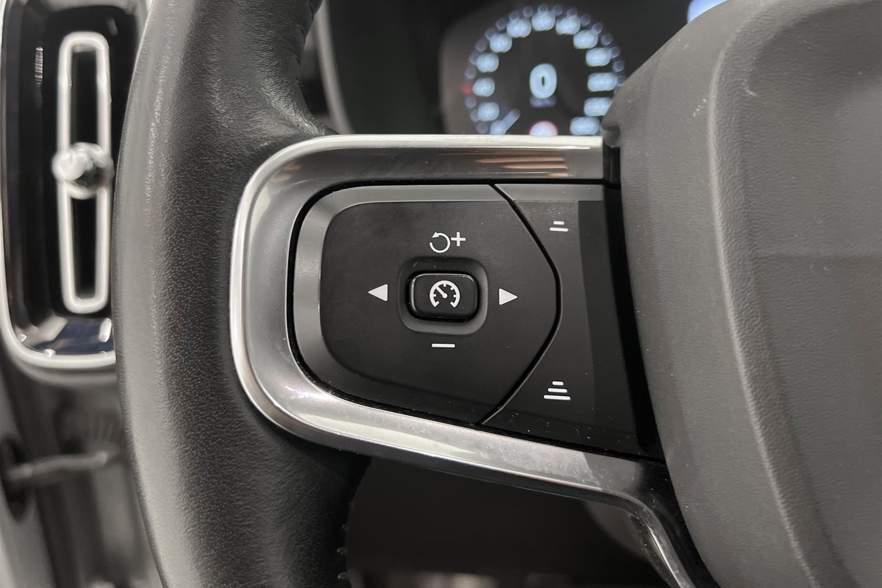Volvo XC40 D3 150hk Momentum VOC Värmare Kamera Skinn Naviinteriör