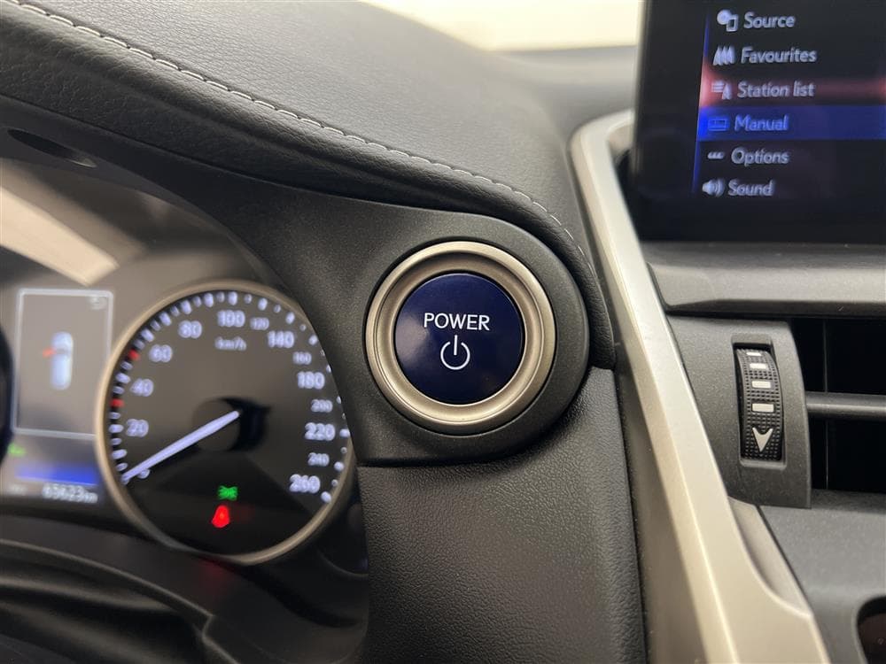 Lexus NX 300h 197hk AWD Executive Skinn B-Kam Navi 0,59l/milinteriör