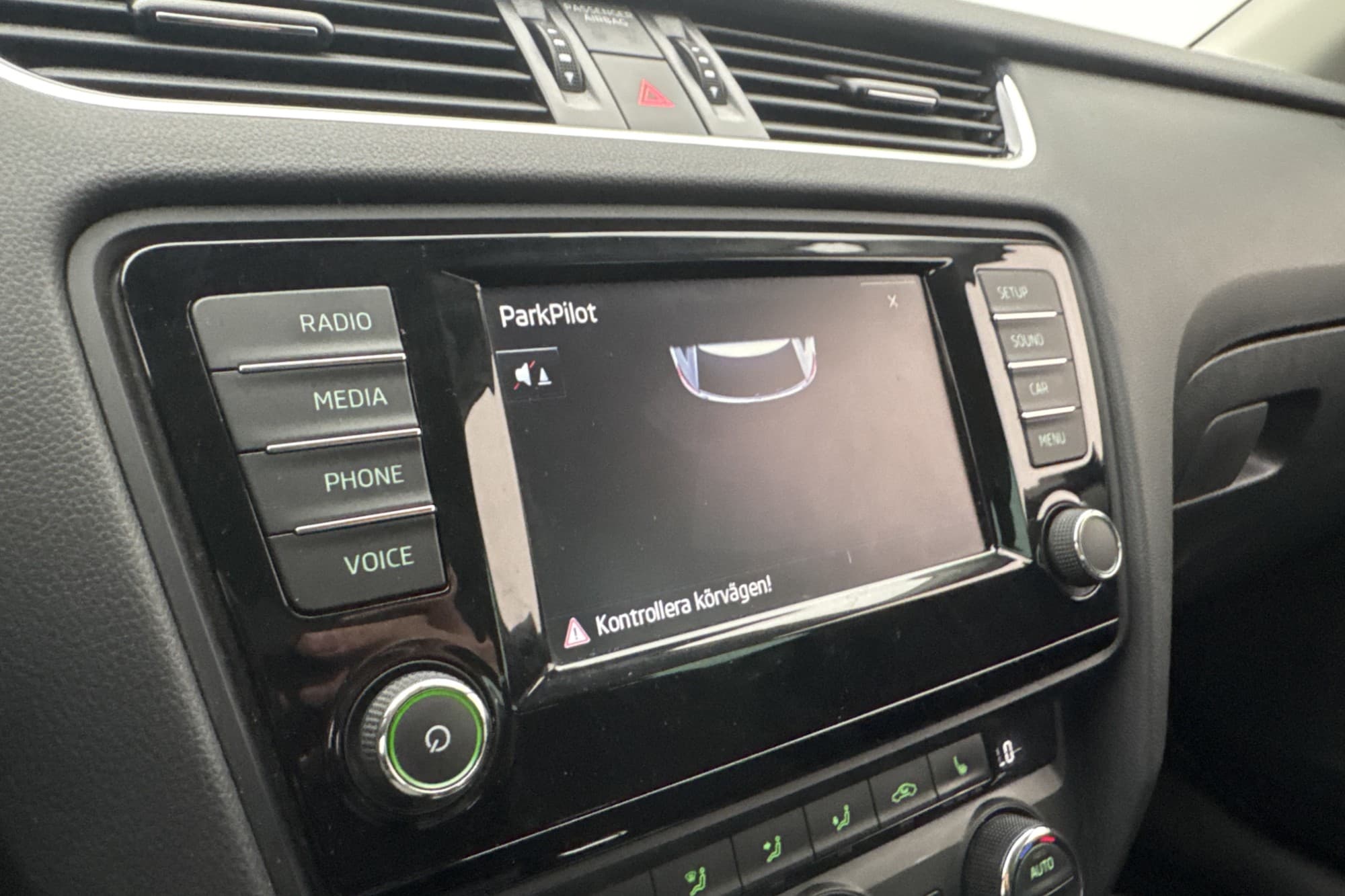 Skoda Octavia Kombi TSI 110hk Ambition Sensorer CarPlay Drag