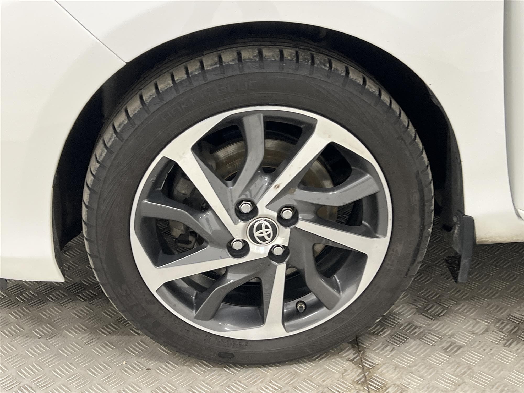 Toyota Hybrid e-CVT 101hk 2 Brukare M-Värm Navi Drag B-Kam