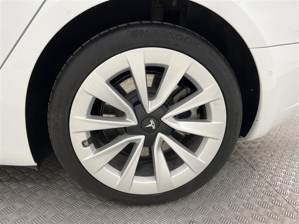Tesla Model 3 Long Range AWD 440hk Svensksåld Premiuminteriör