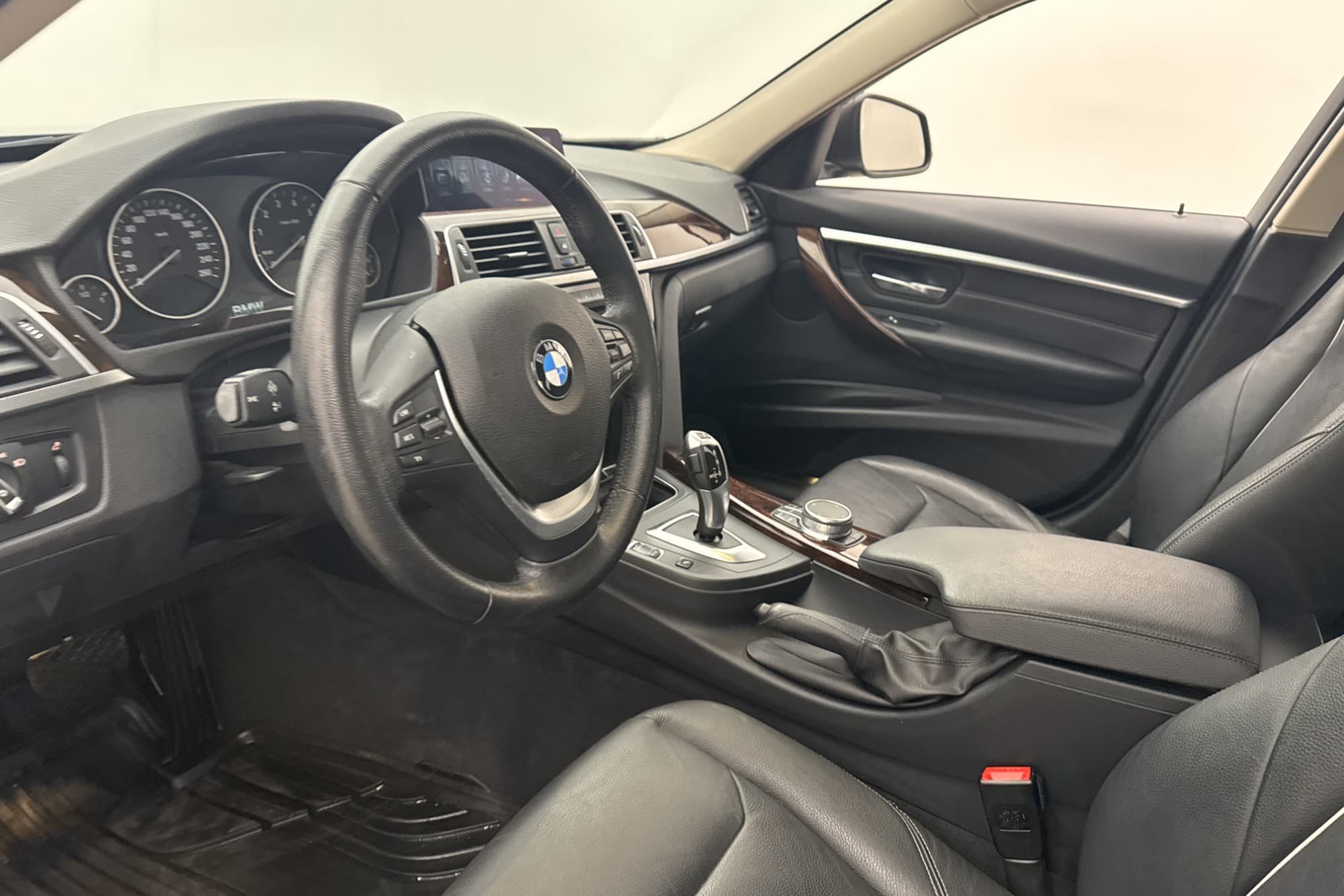 BMW 330 i Sedan 252hk Luxury Line Navigation Skinn Sensorer