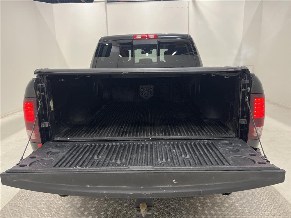 Dodge Ram Sport 5.7 Hemi 4WD 401hk Breddare Taklucka Moms interiör