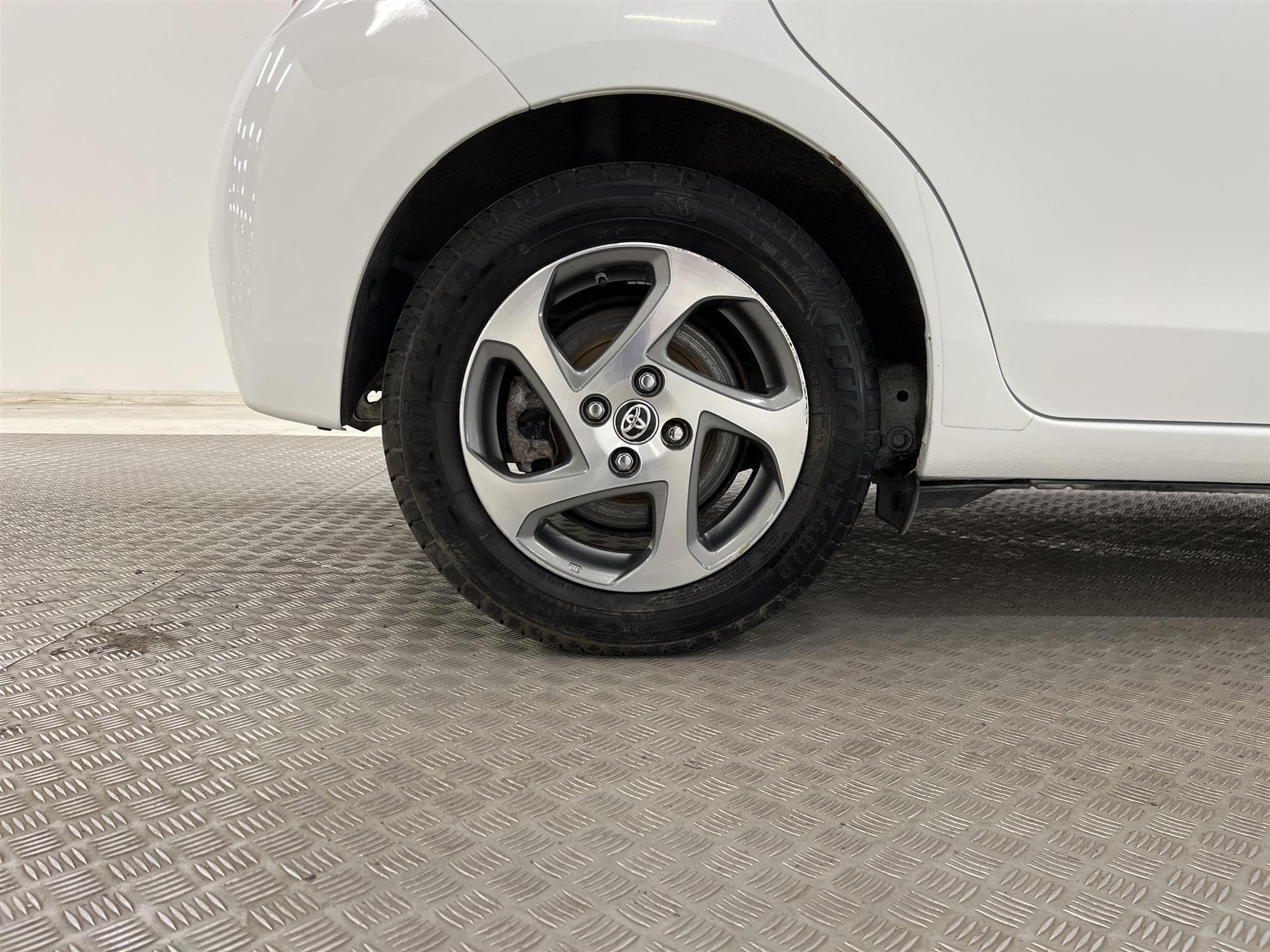 Toyota Yaris Hybrid e-CVT 101hk B-Kam 360kr Skatt 0,33L/mil
