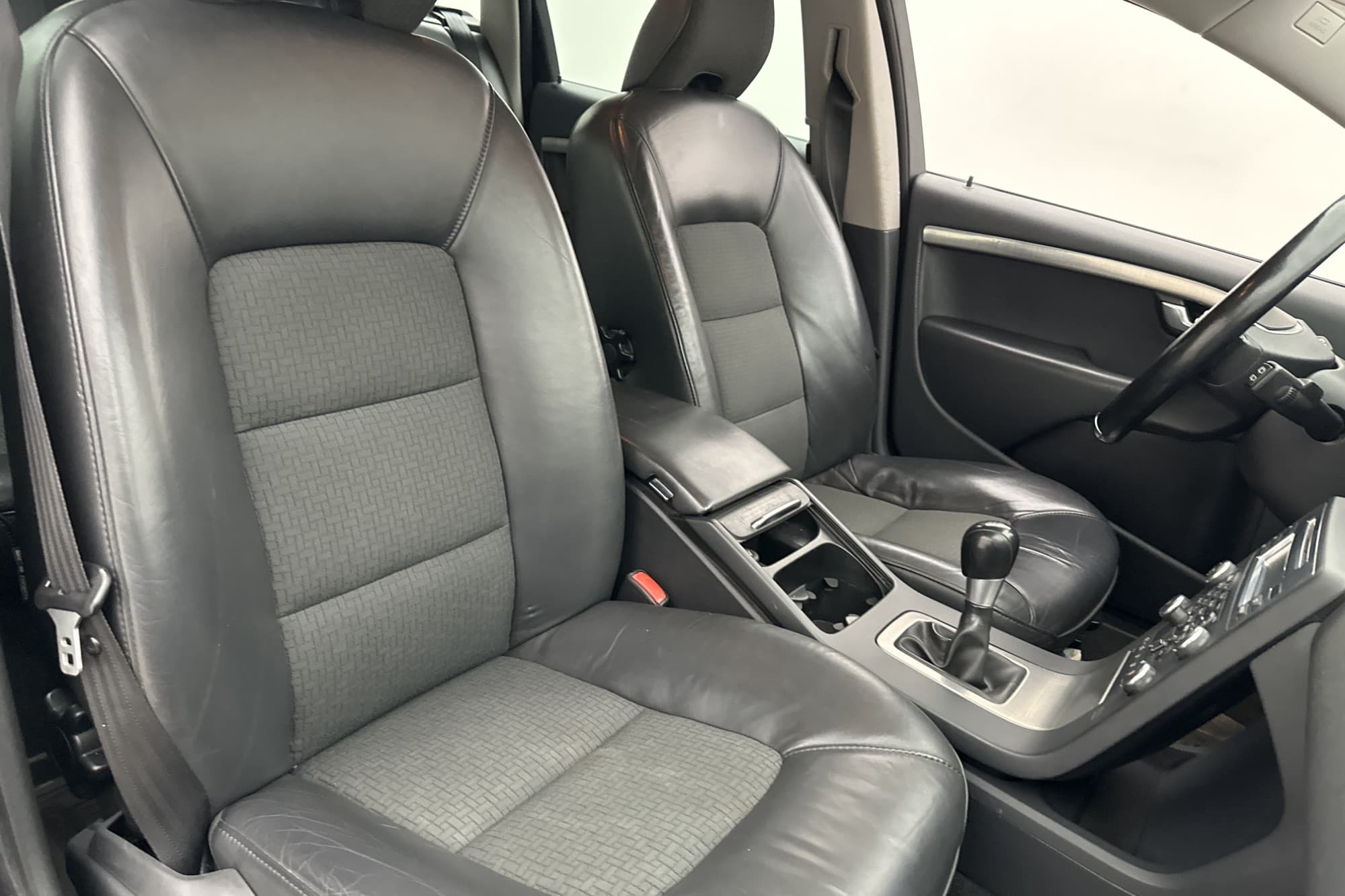 Volvo V70 2.4D 170hk Momentum D-Värm Halvskinn Dragkrok