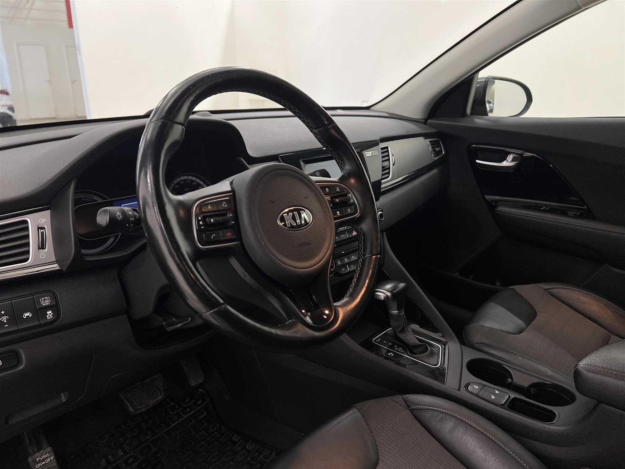 Kia Niro Hybrid 141hk M&K-Värmare Navi B-Kamera Carplay