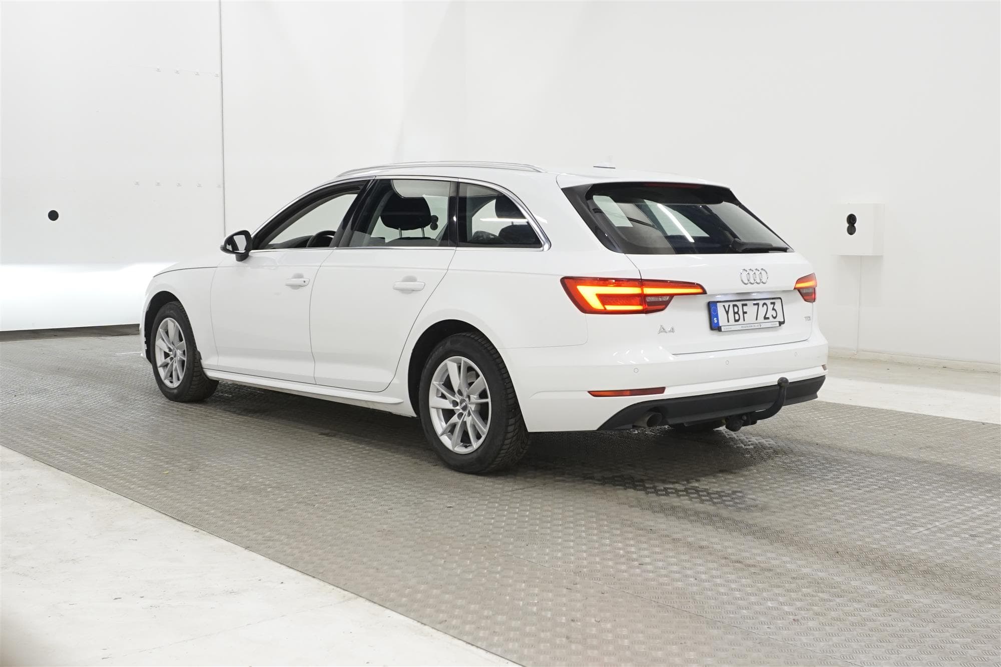 Audi A4 Avant 2.0 TDI S Tronic 150hk M-Värm Navi Dragkrok