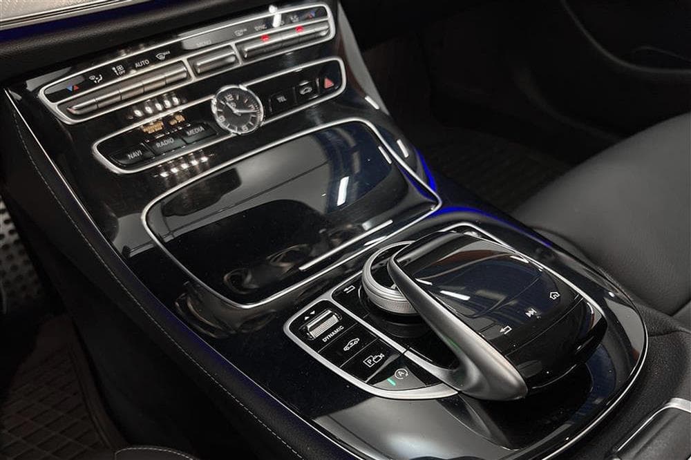 Mercedes-Benz E 220 All-T 4M Widescreen Pano Burmester 360interiör
