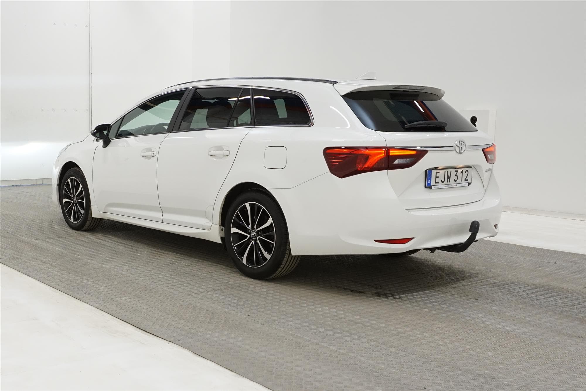 Toyota Avensis Kombi 1.8 147hk Navi B-Kam Drag Låg Skatt
