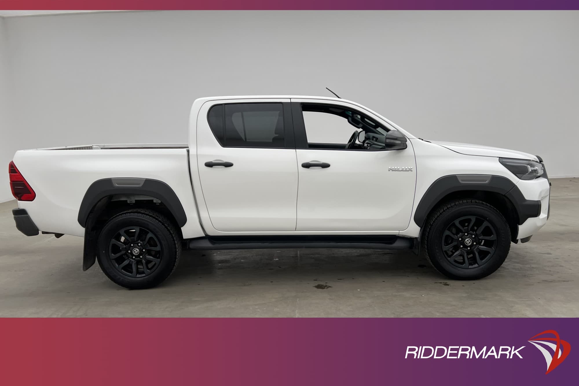 Toyota Hilux Invincible 2.8 4WD M/K-Värm Drag JBL Diff Moms