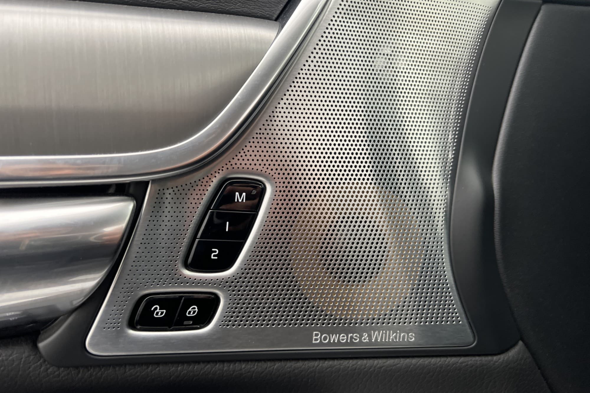 Volvo S90 D4 190hk Momentum VOC B&W Värm 360° HUD Navi Skinn