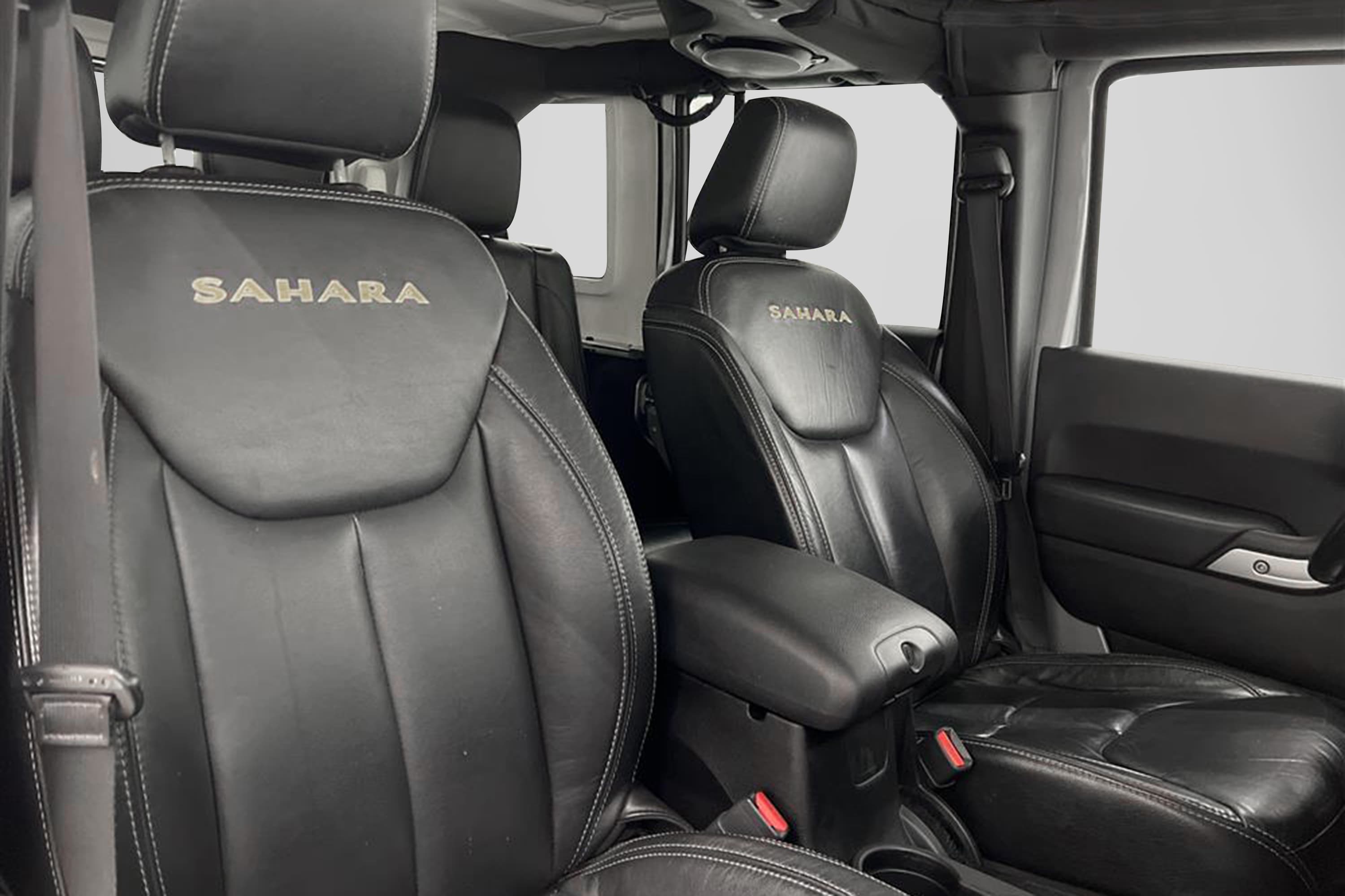 Jeep Wrangler 4WD Unlimited Sahara Edition Skinn Drag Naviinteriör