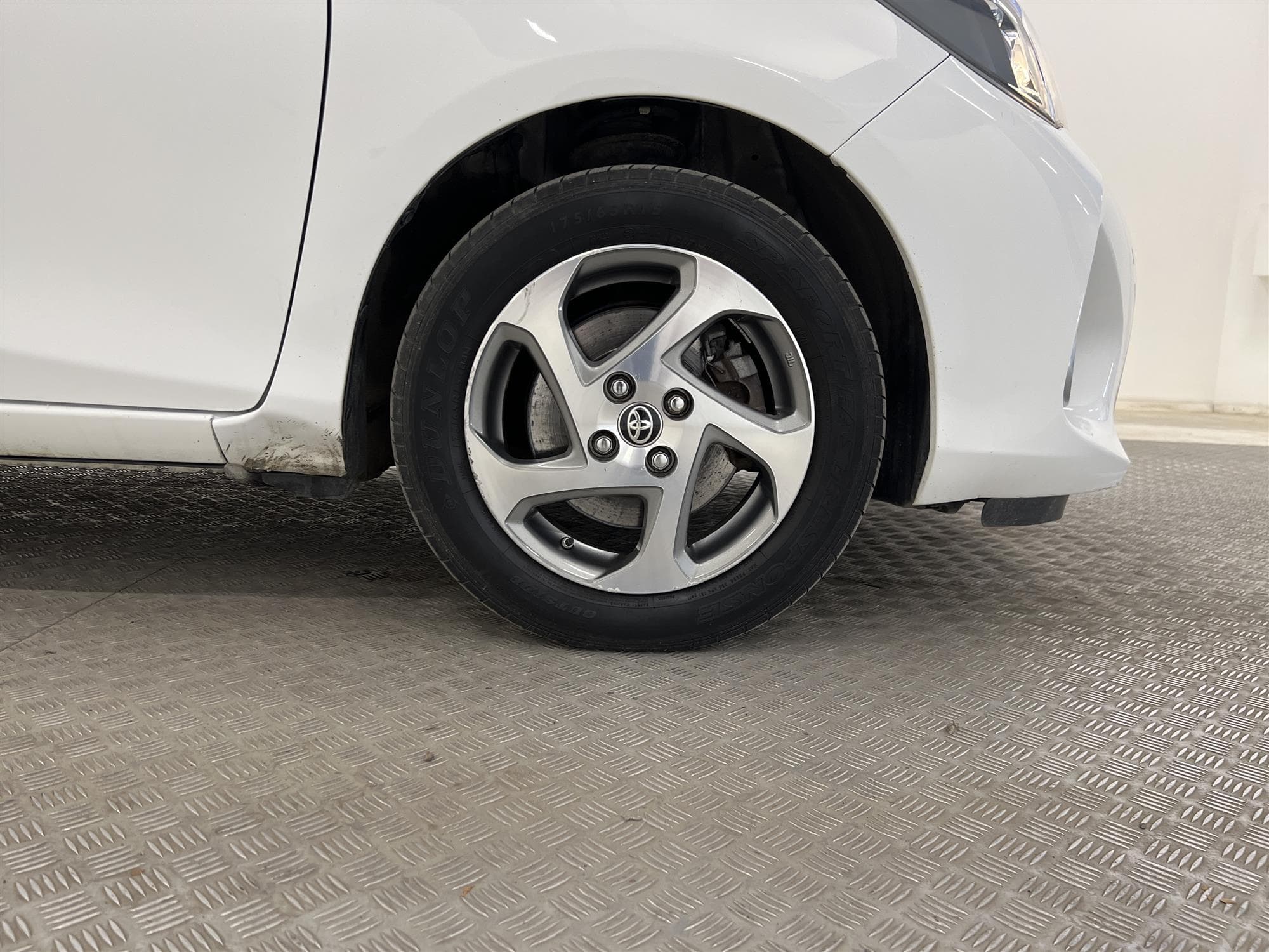 Toyota Yaris Hybrid e-CVT 101hk B-Kam 360kr Skatt 0,33L/mil