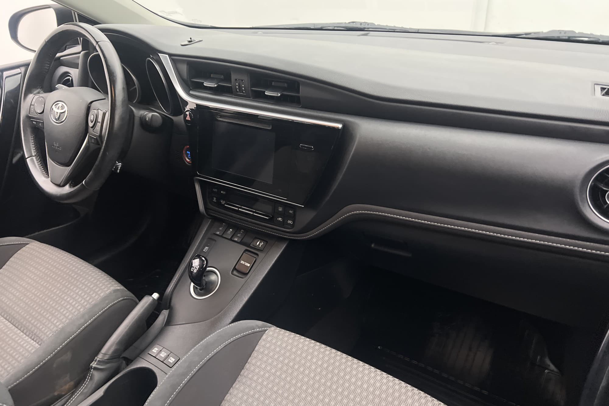 Toyota Auris Hybrid e-CVT 136hk Kamera Farthållare PDC