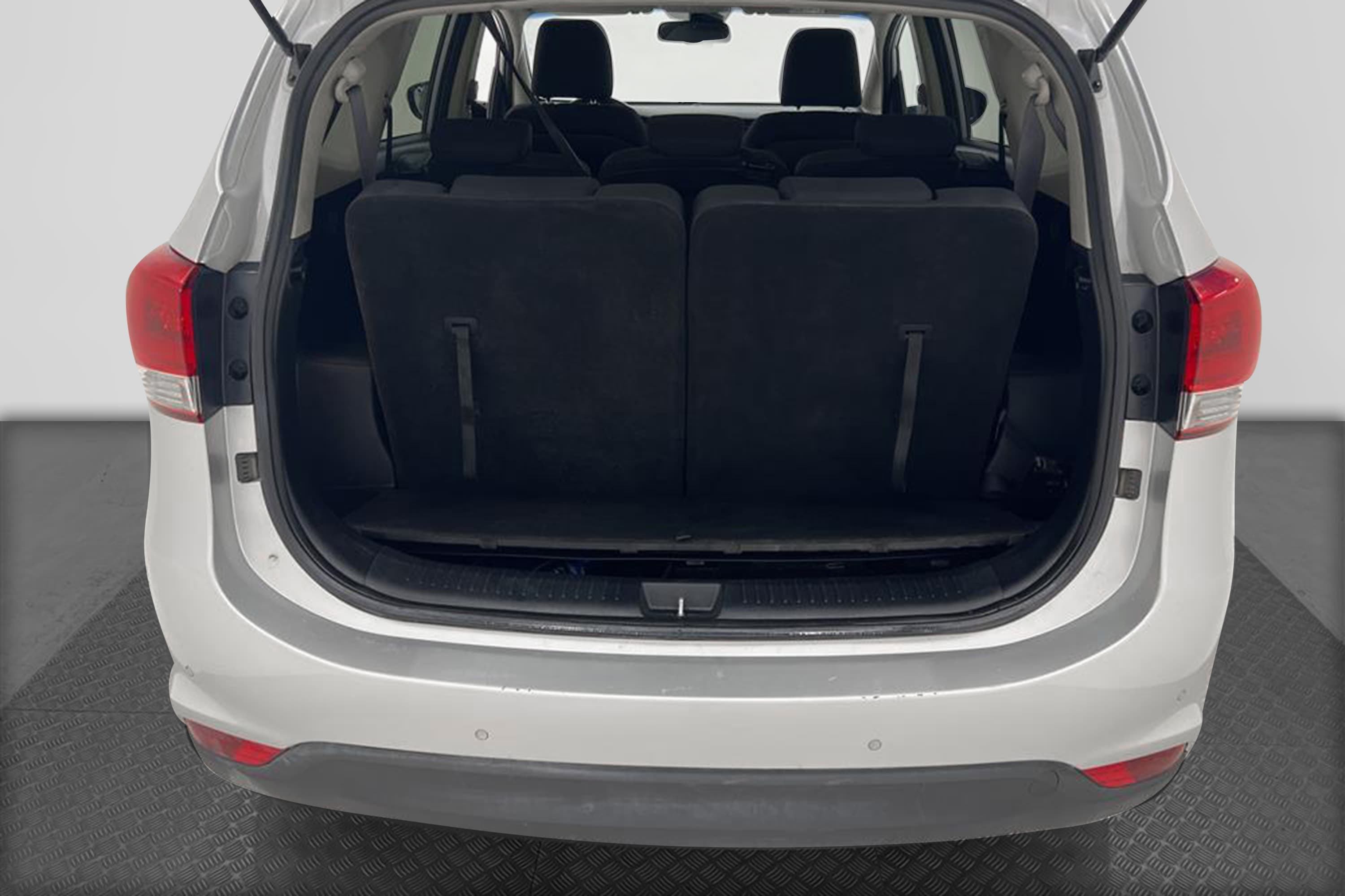 Kia Carens 115hk Motorvärmare 7-sits Välservad PDC 0,45l/milinteriör