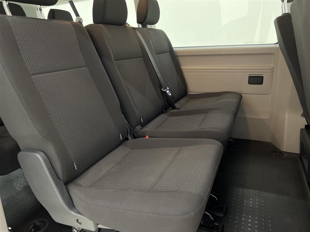 Volkswagen Transporter 2.0 TDI 150hk 9-sits Lång PDC interiör