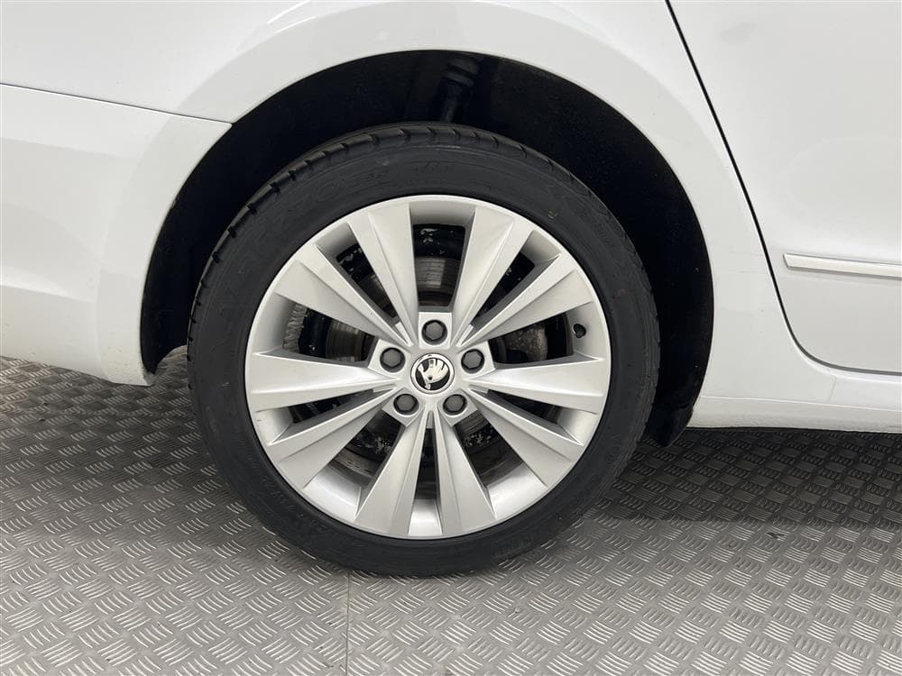 Skoda Superb 2.0 TDI 170hk Värmare Navi Drag 0,54l/milinteriör