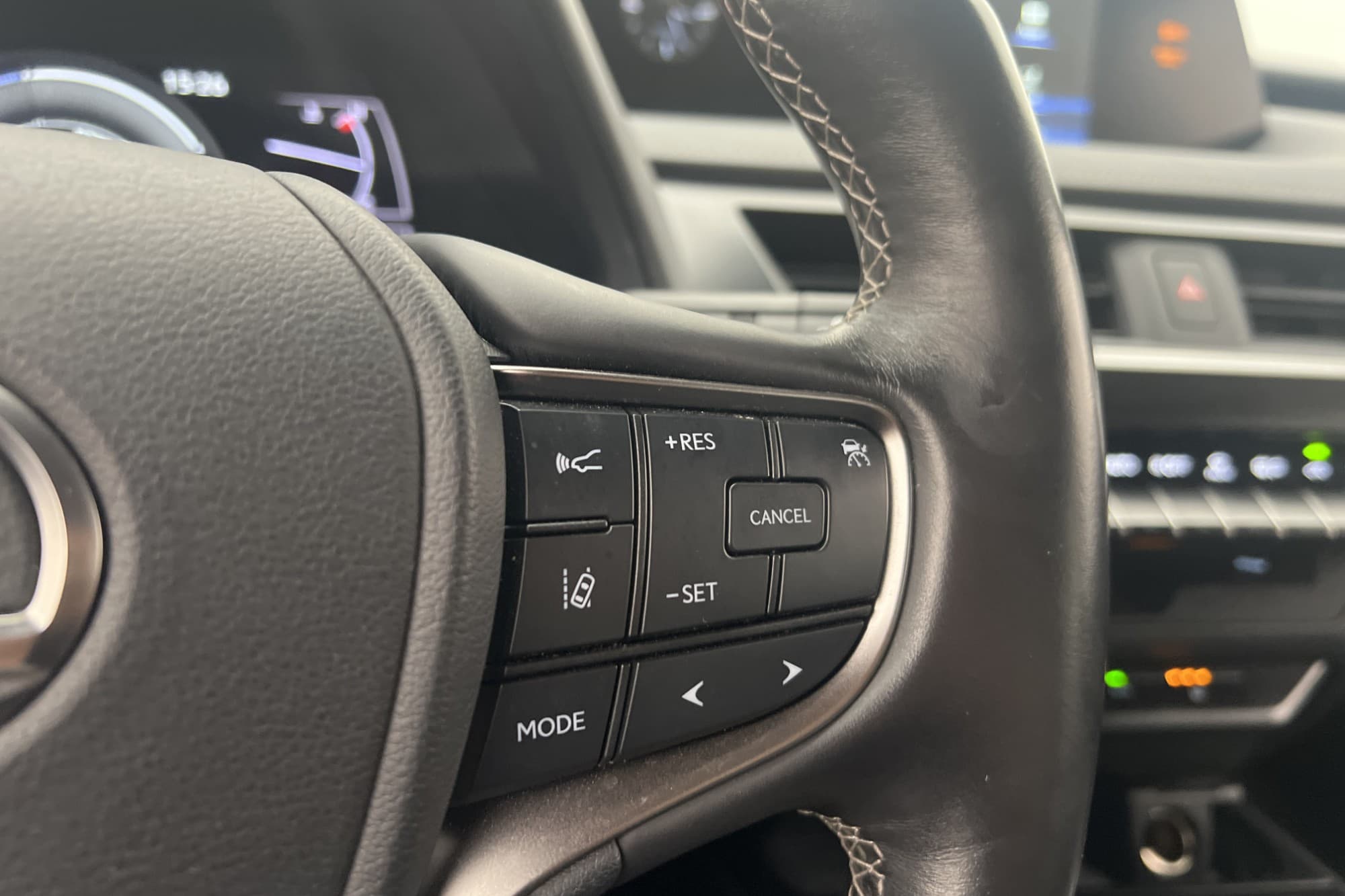 Lexus UX 250h E-Four Comfort M&K-Värmare Rattvärme Kamera