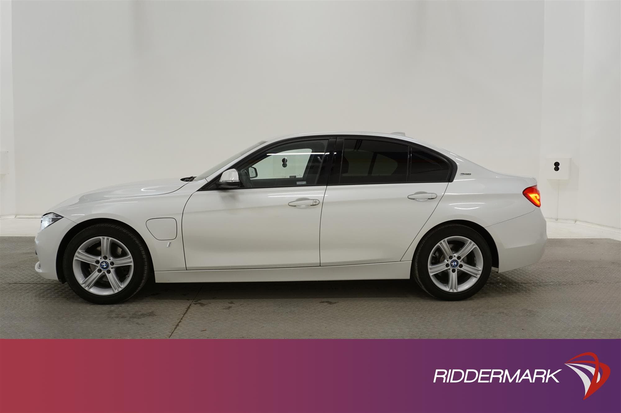 BMW 330e Sedan 252hk