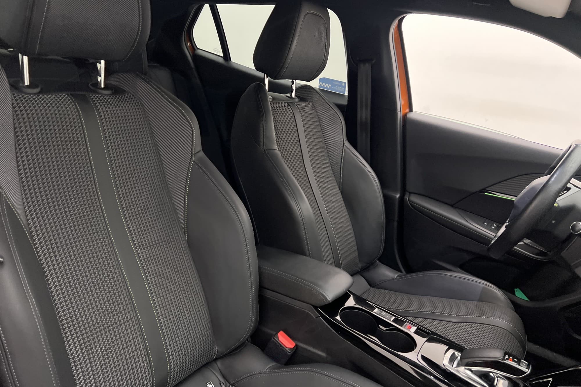 Peugeot e-2008 136hk GT Kamera Kolfiber Navi CarPlay
