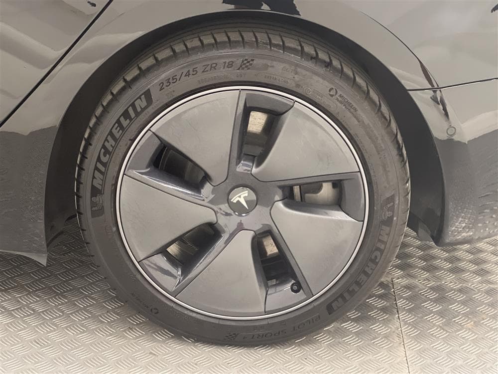 Tesla Model 3 Long Range AWD 440hk Svensksåld Premiuminteriör