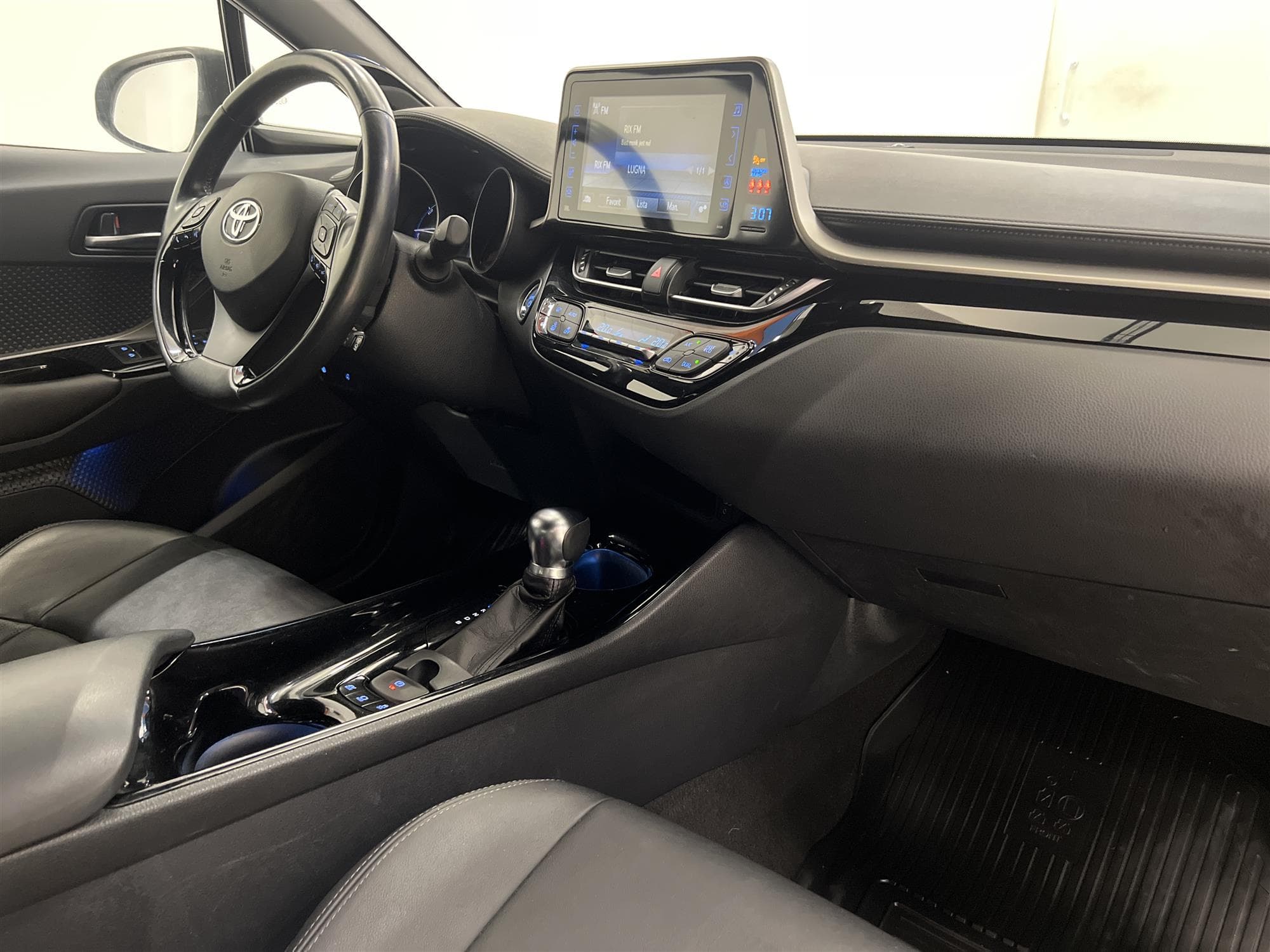 Toyota C-HR Hybrid 122hk JBL B-Kamera Svart Innertak Keyless