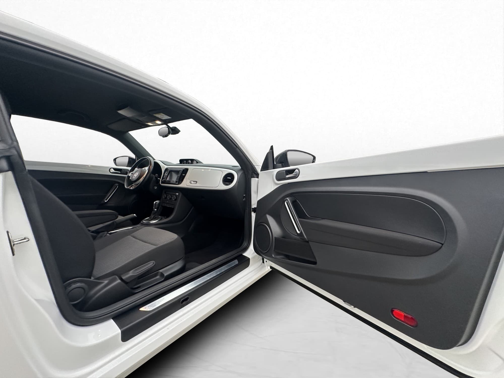 Volkswagen Beetle 1.4 TSI 150hk Svart Innertak 712kr Skatt