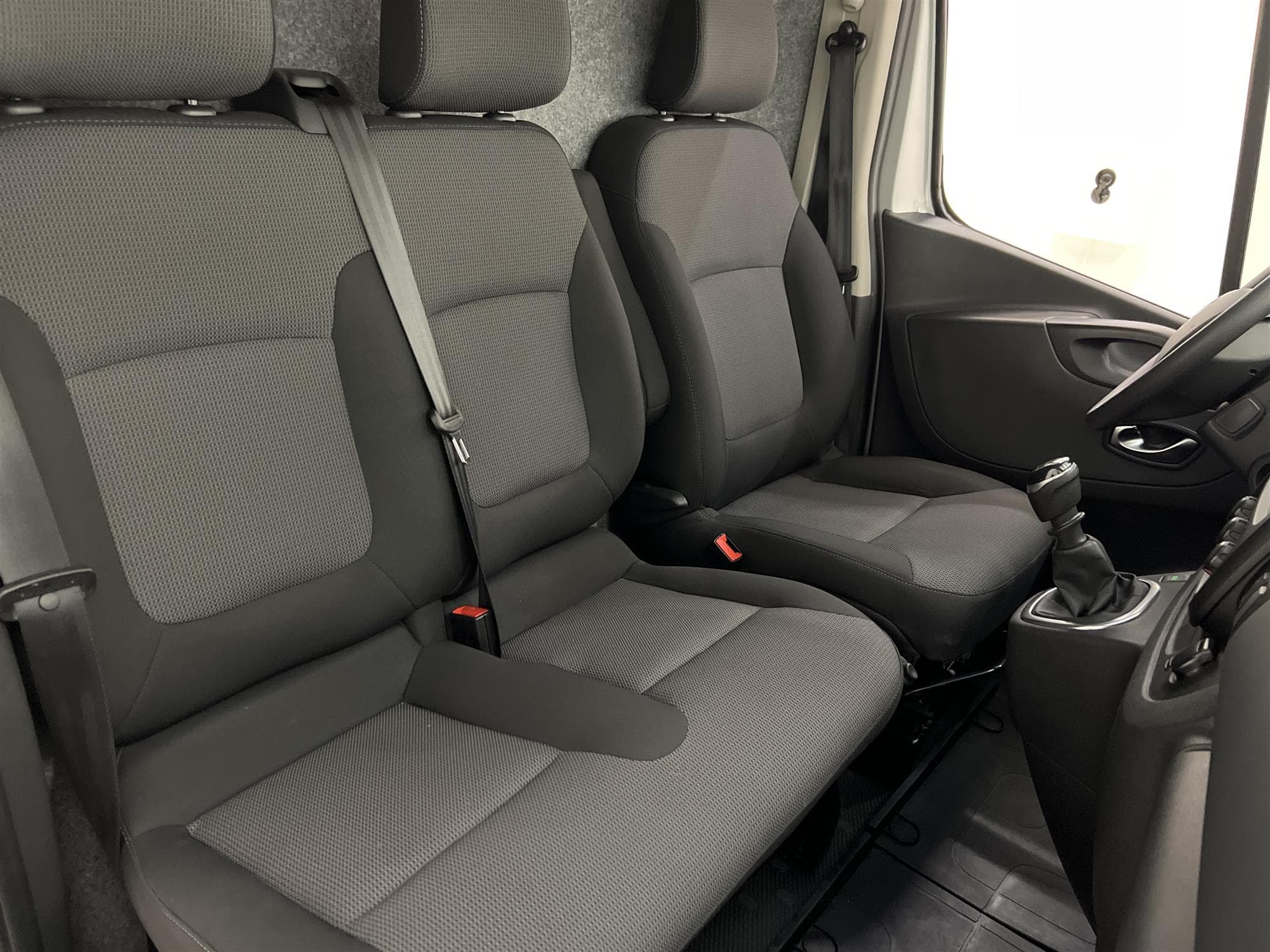 Renault Trafic 2.0dCi Dragkrok Kamera Moms 