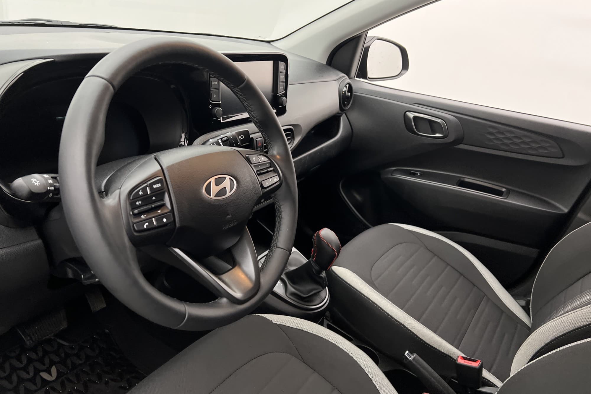 Hyundai i10 1.0 blue AMT 67hk Essential Rattvärme CarPlay