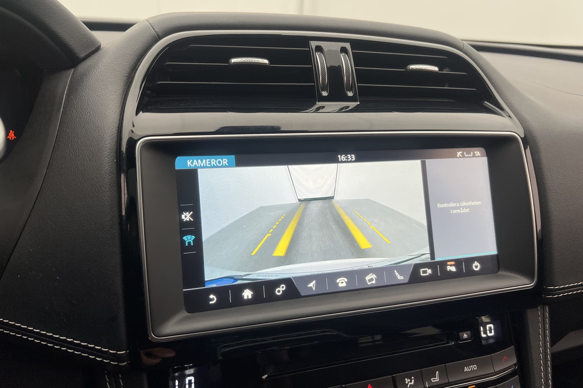 Jaguar F-Pace 25t AWD 250hk R-Sport Pano Meridian Skinn Navi