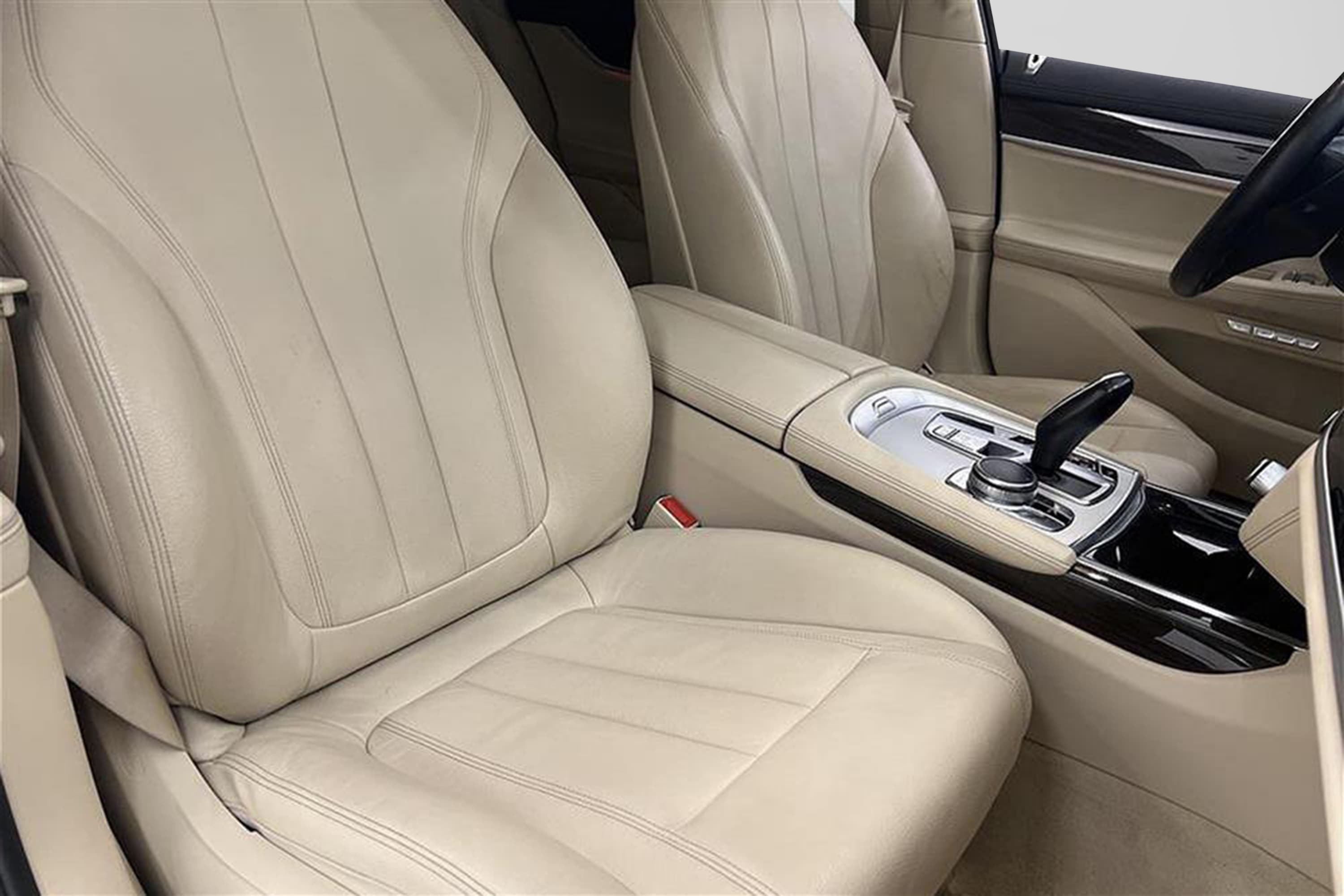 BMW 730d xDrive 265hk D-värm Skinn HiFi Navi Luftfjädringinteriör