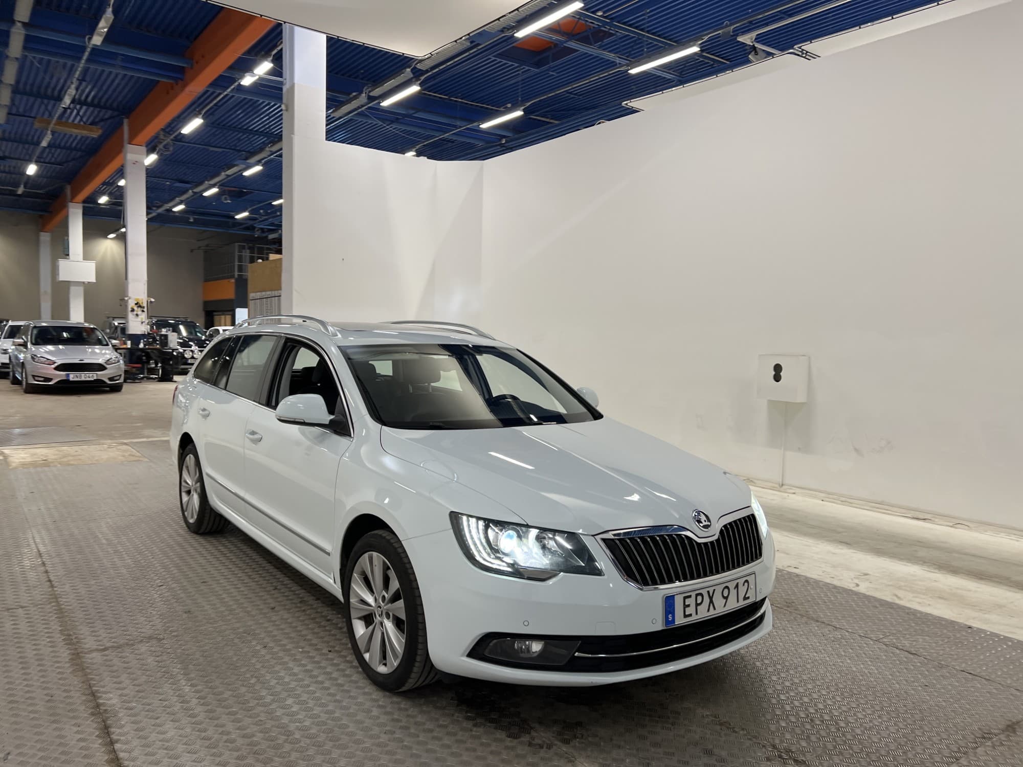 Skoda Superb 4x4 170hk Business Värmare Panorama Navi Drag