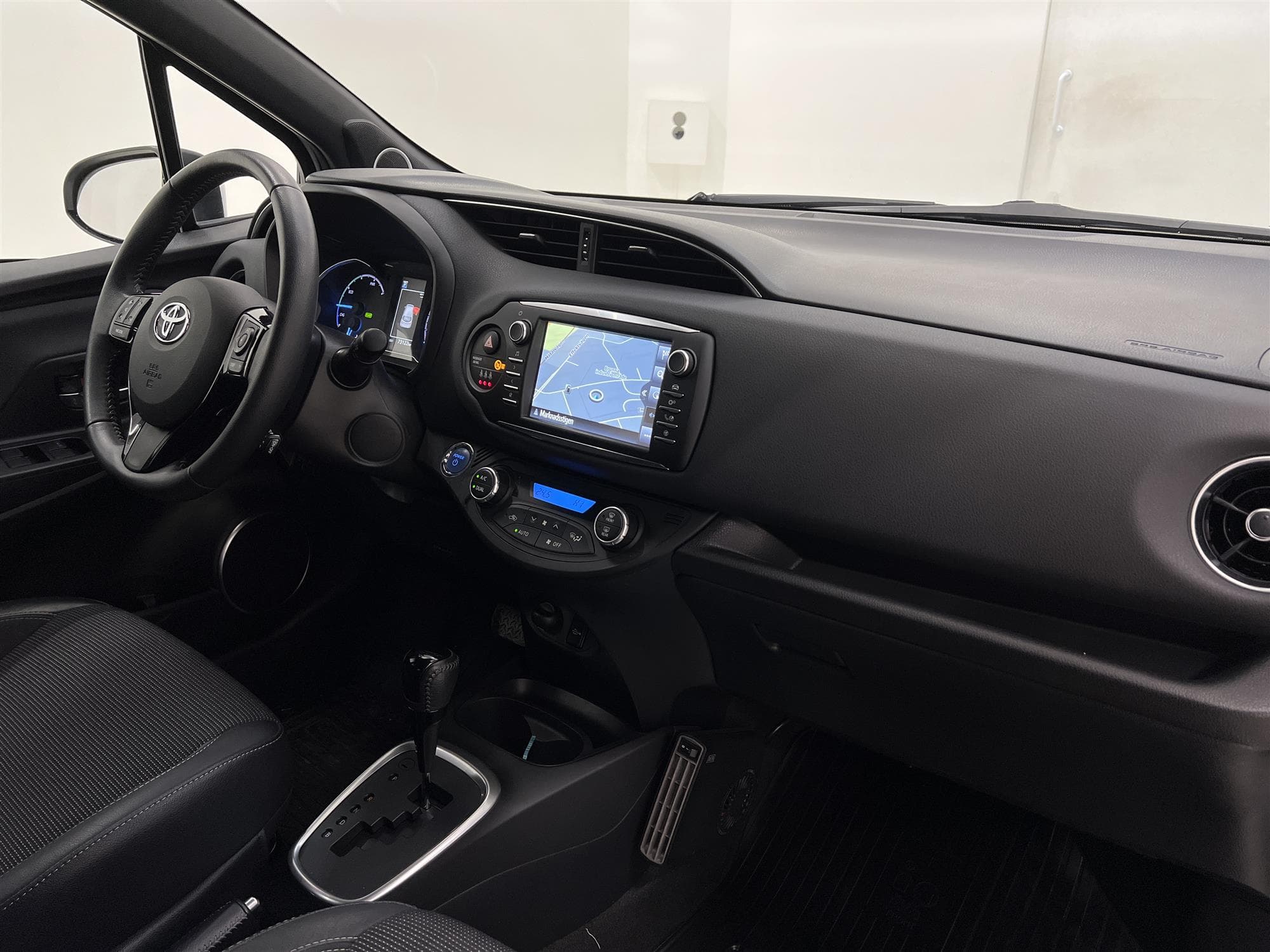 Toyota Hybrid e-CVT 101hk 2 Brukare M-Värm Navi Drag B-Kam
