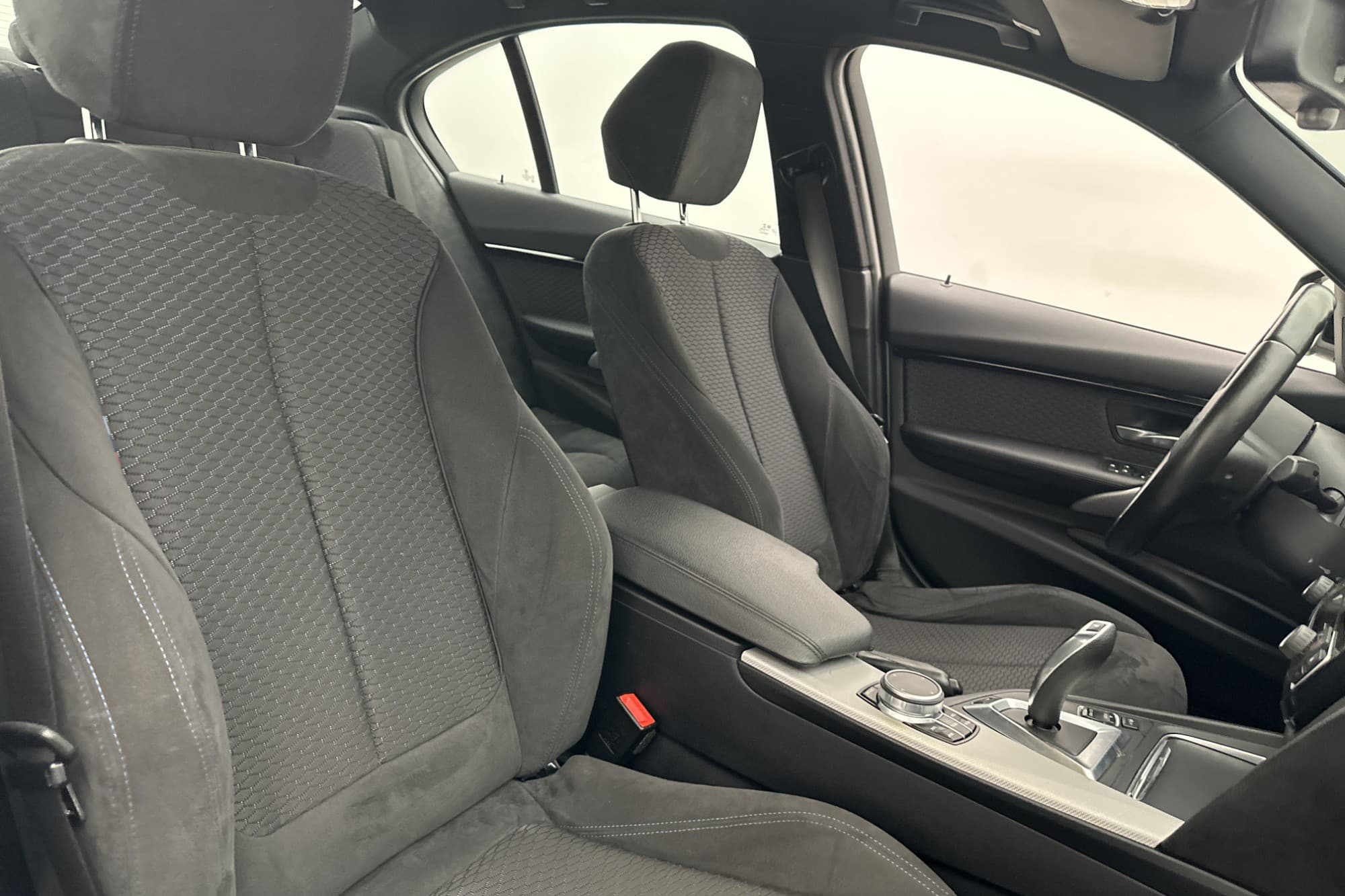 BMW 330e 252hk M Sport HiFi Navi Sensorer CarPlay Rattvärme