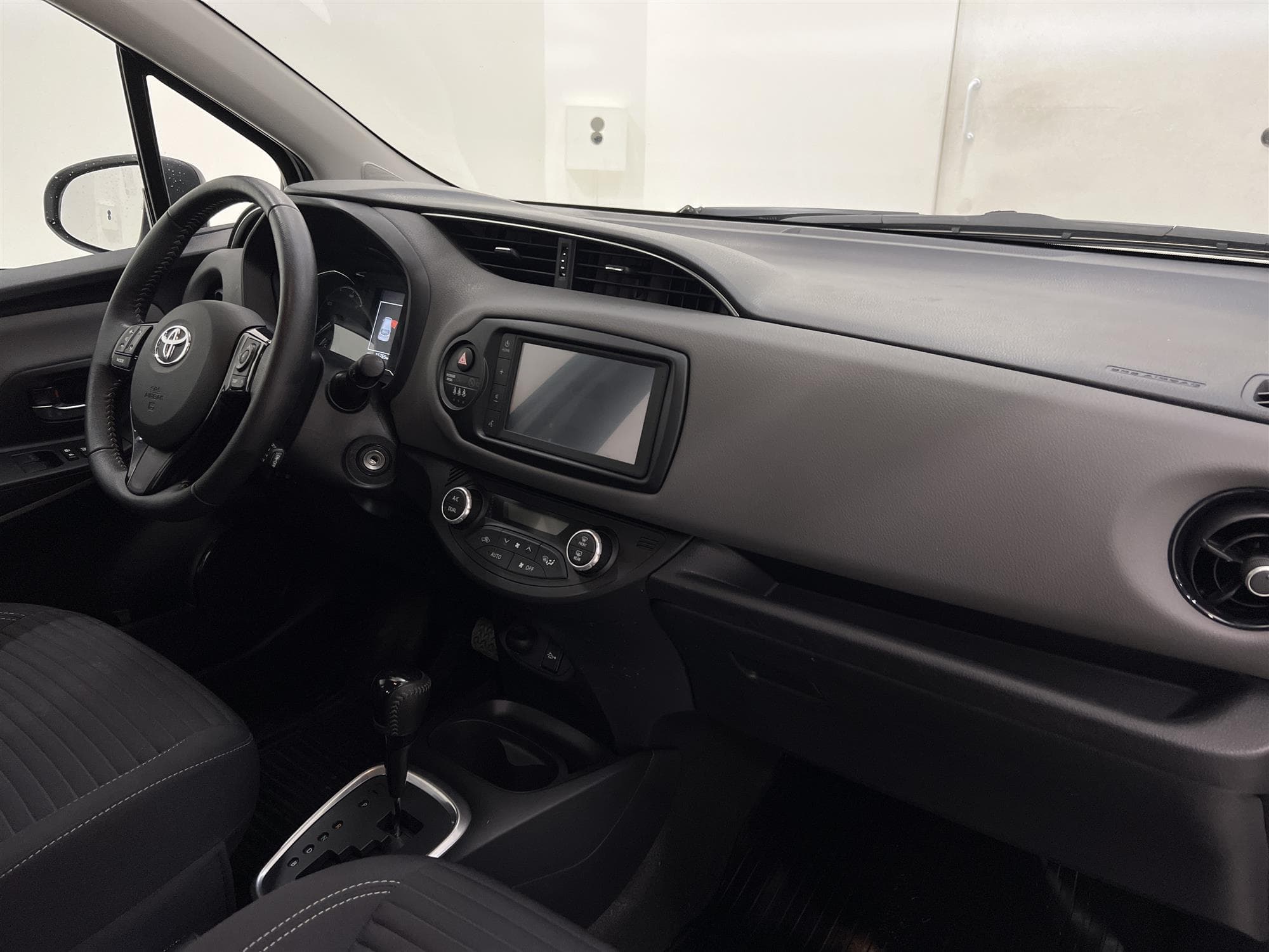 Toyota Yaris Hybrid e-CVT 101hk B-Kam P-Sensorer 0,37L/mil