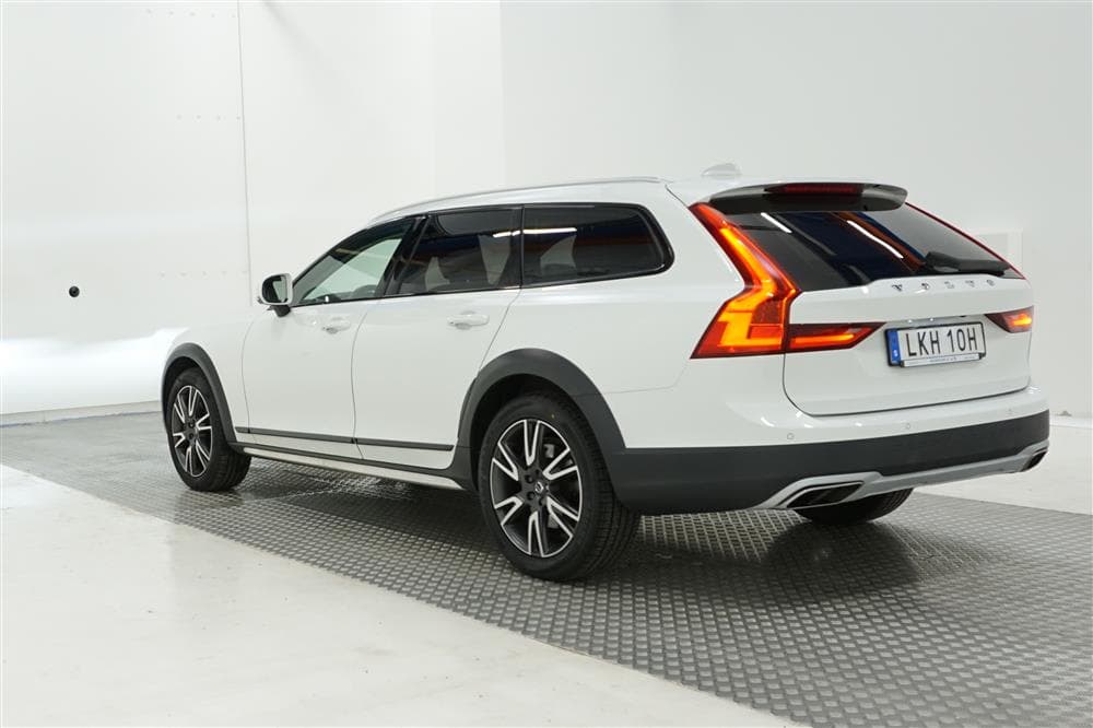 Volvo V90 D4 Cross Country AWD VOC D-värm Pano H/K Bkam Momsexteriör