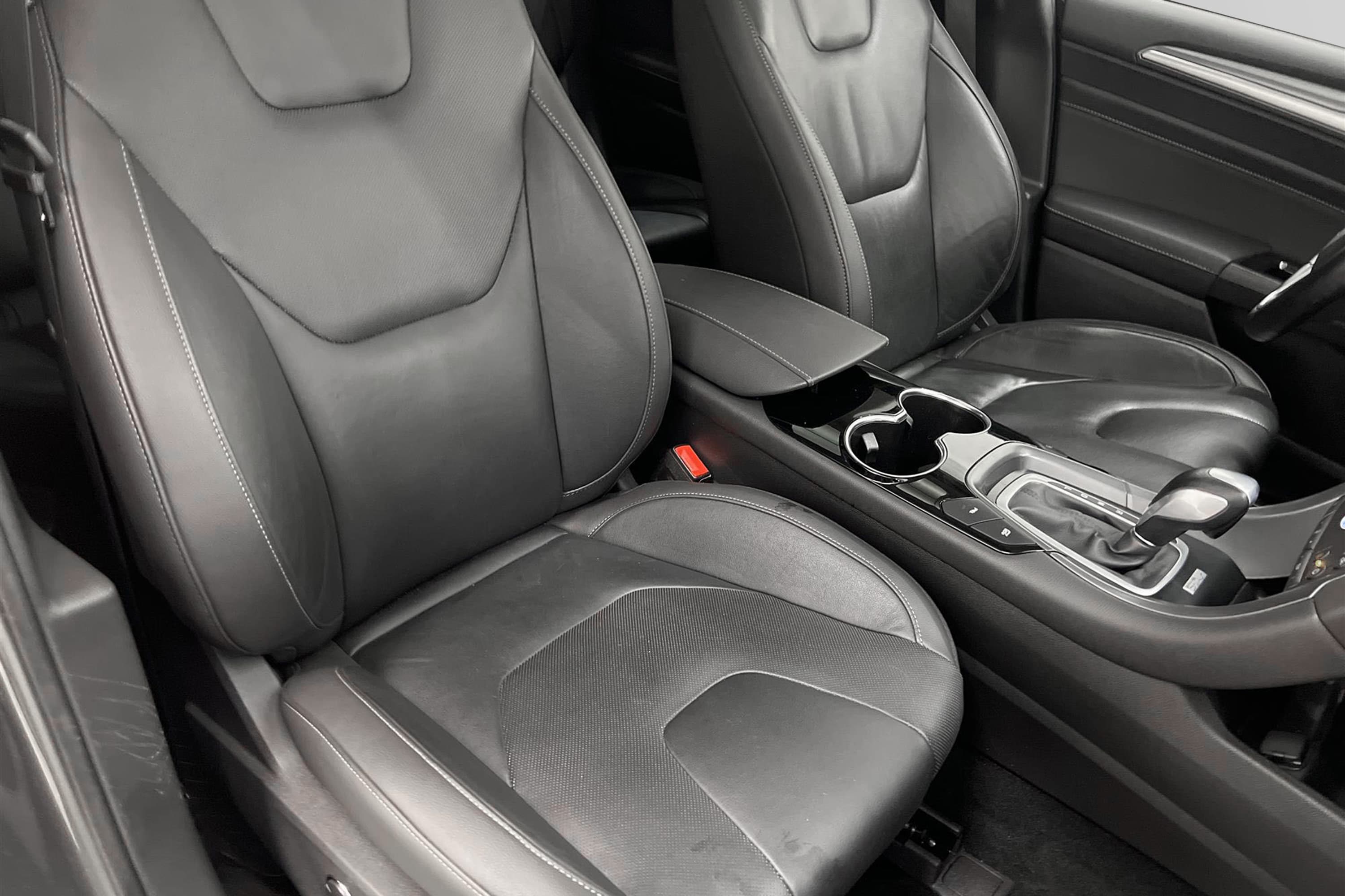 Ford Mondeo Hybrid e-CVT 187hk Keyless Helskinn 0,5L/mil
