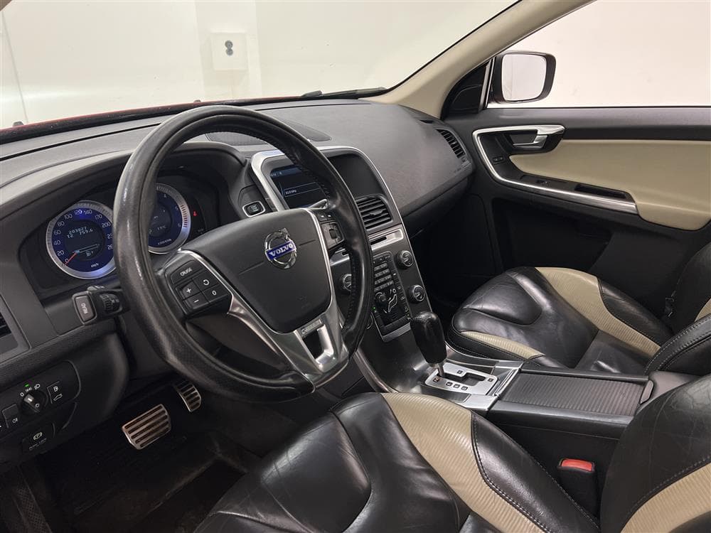 Volvo XC60 D3 163hk AWD R-Design D-Värm VOC Pano Skinn Naviinteriör