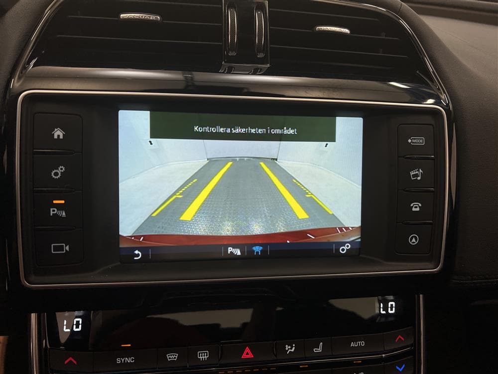 Jaguar XE 2.5T 240hk Navi B-kam Välservad Keyless 0,75l/milinteriör