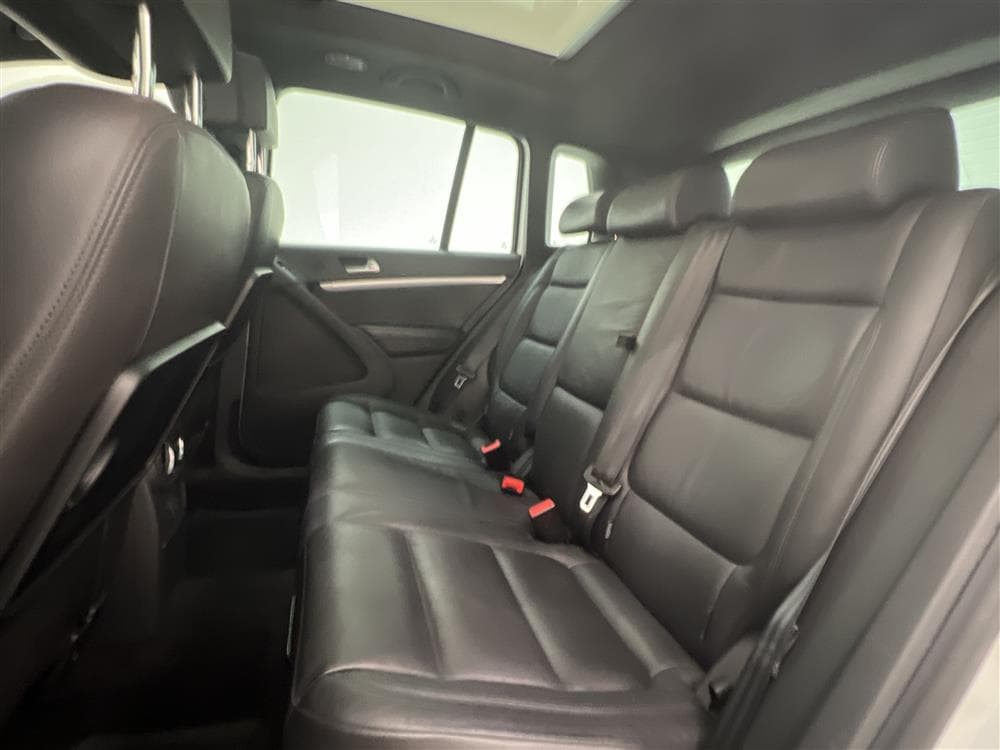 Volkswagen Tiguan 2.0 TDI 4M 184hk R-Line D-värm Pano Euro 6interiör