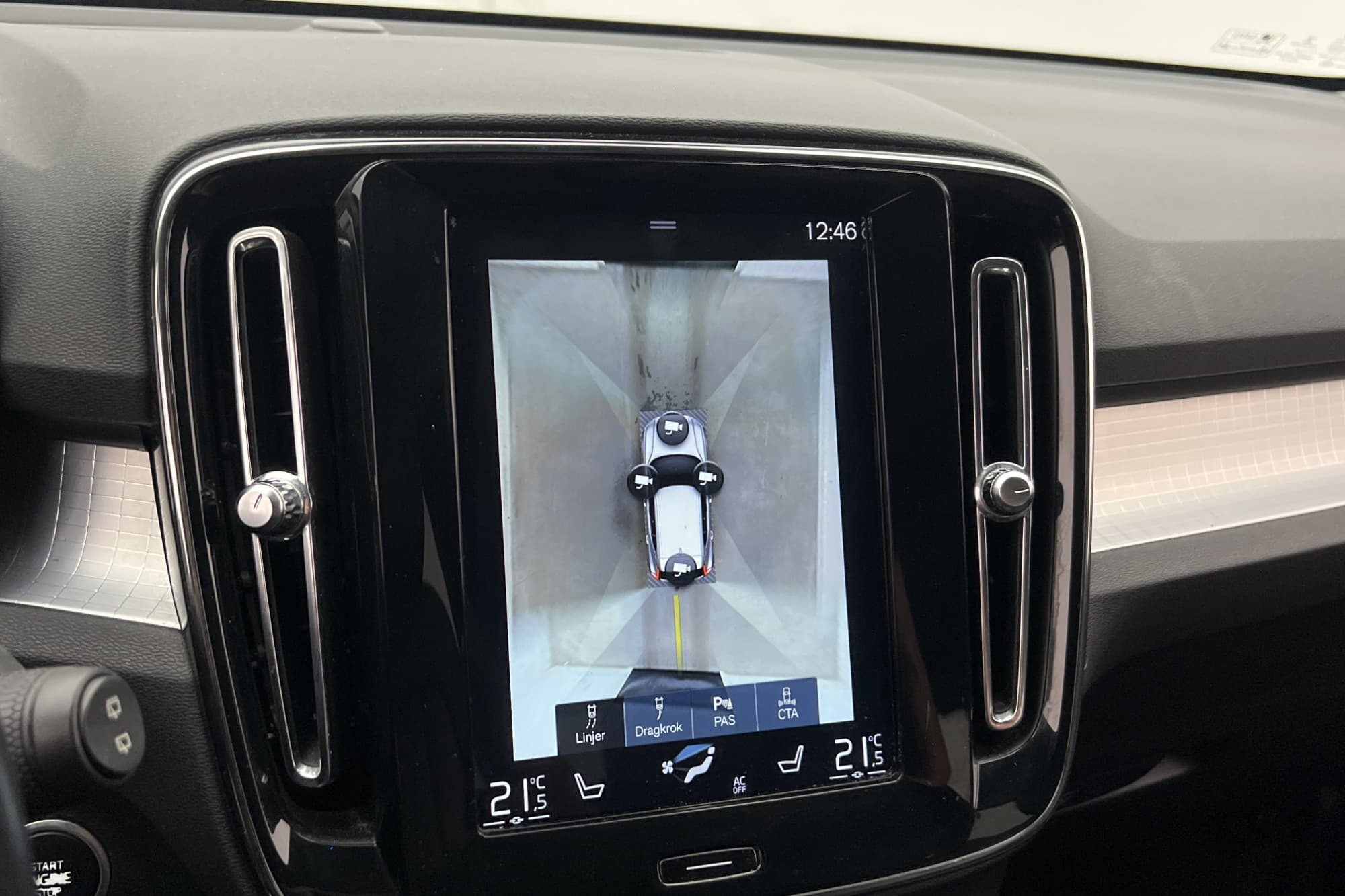Volvo XC40 D4 AWD 190hk Momentum Skinn 360° Navi BLIS Drag