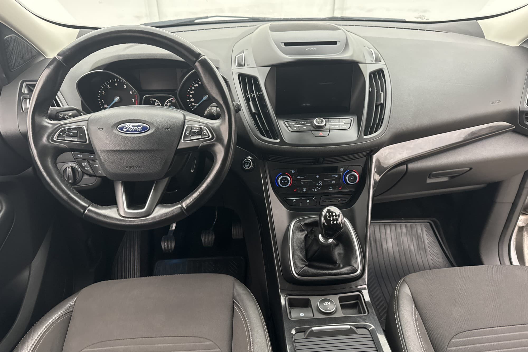 Ford Kuga 1.5 150hk Titanium Kamera Halvskinn Rattvärme Drag