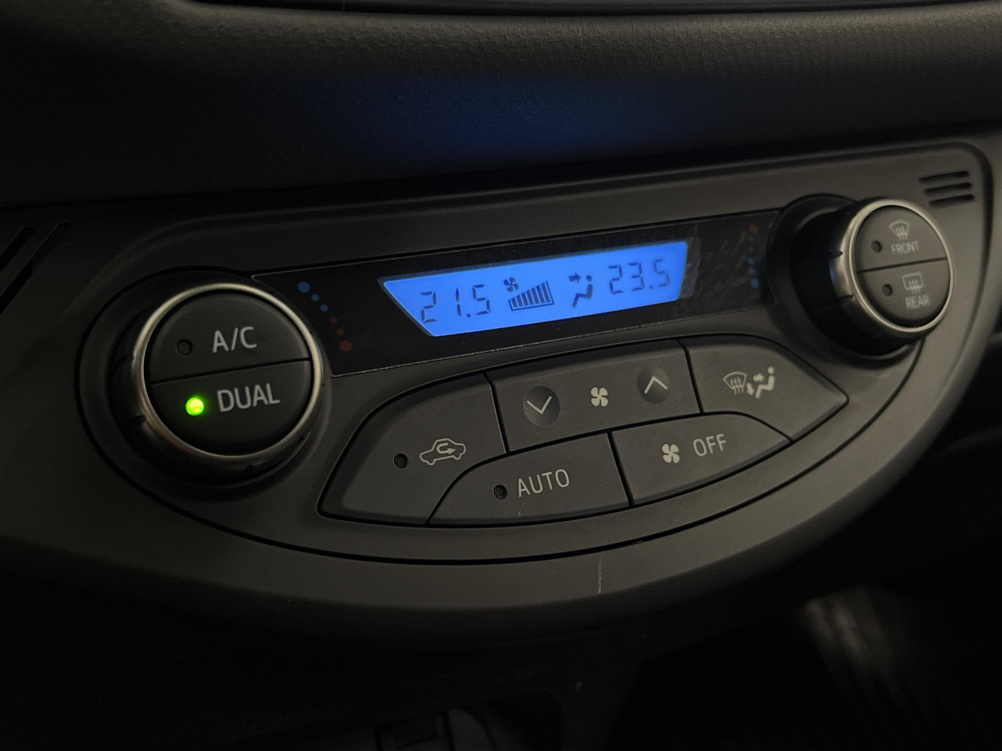 Toyota Yaris Hybrid e-CVT 101hk B-Kam 360kr Skatt 0,33L/mil