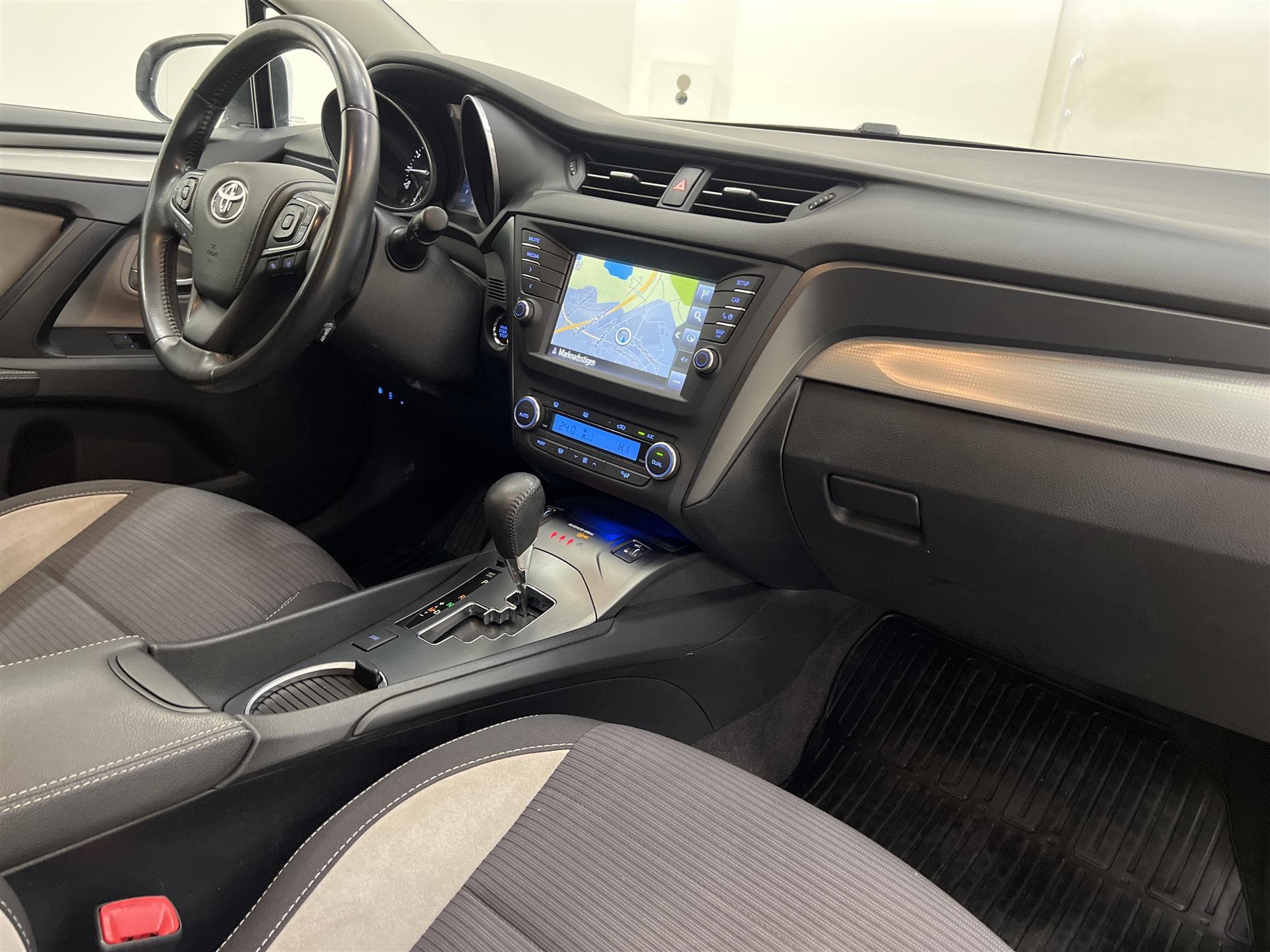 Toyota Avensis Kombi 1.8 147hk Navi B-Kam Drag Låg Skatt