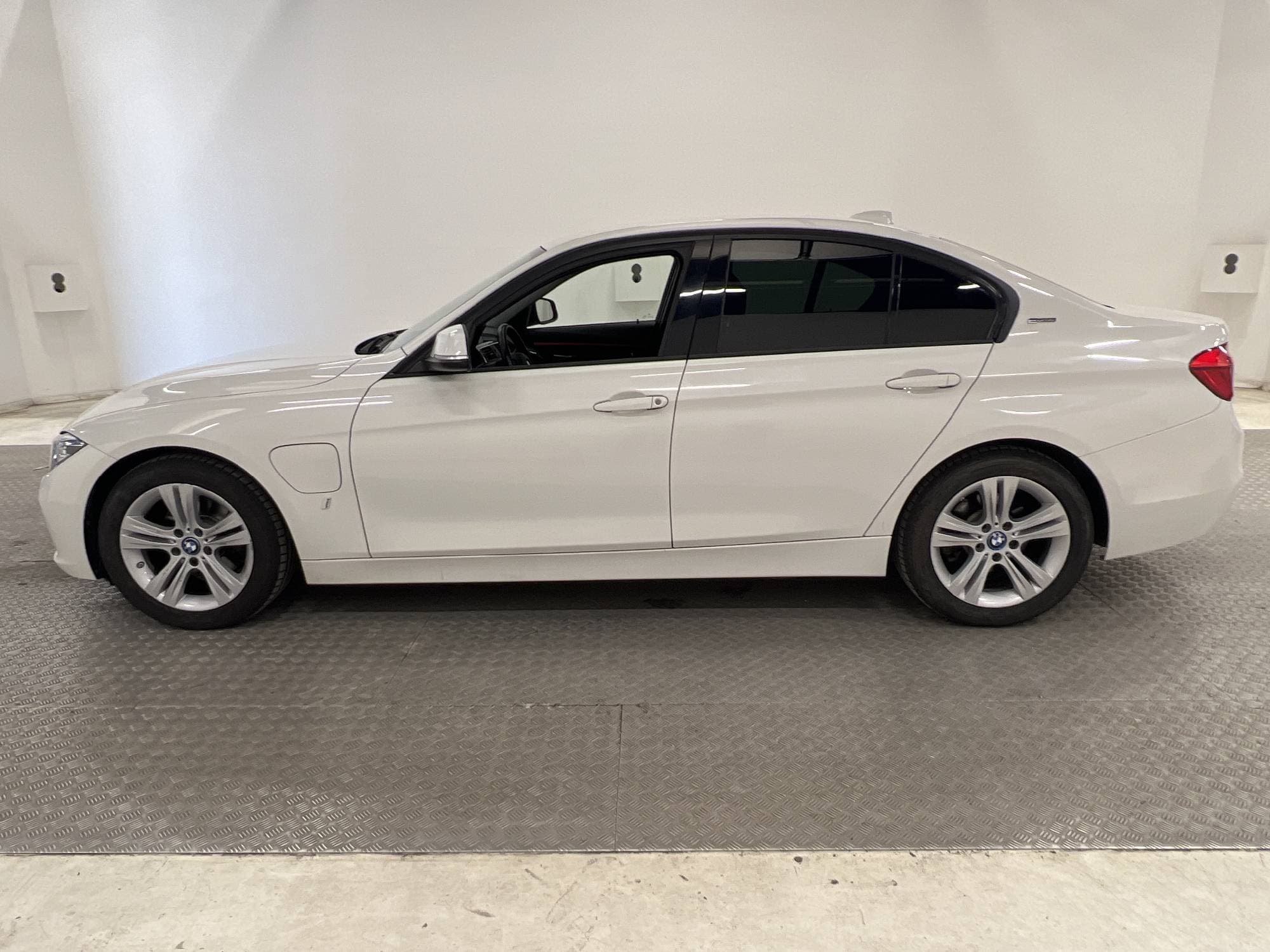 BMW 330e Sedan 252hk