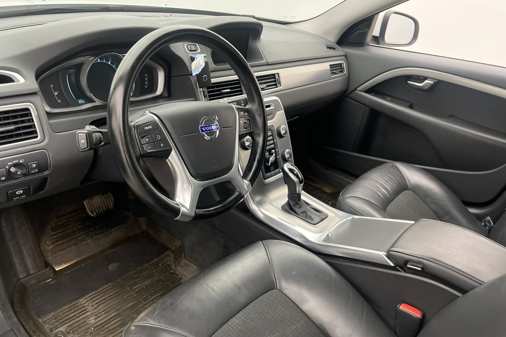 Volvo V70 T4F Momentum Värmare P-sensorer Farthållare Drag