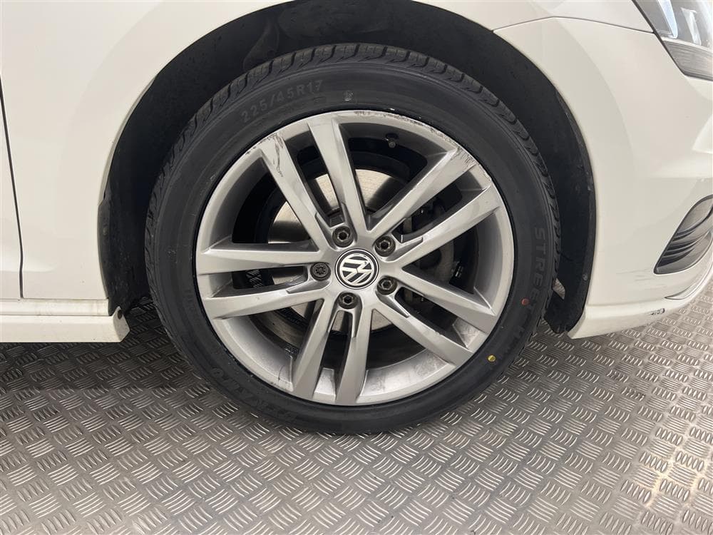 Volkswagen Golf 150hk Full R-Line Pluspaket Backkamera Draginteriör