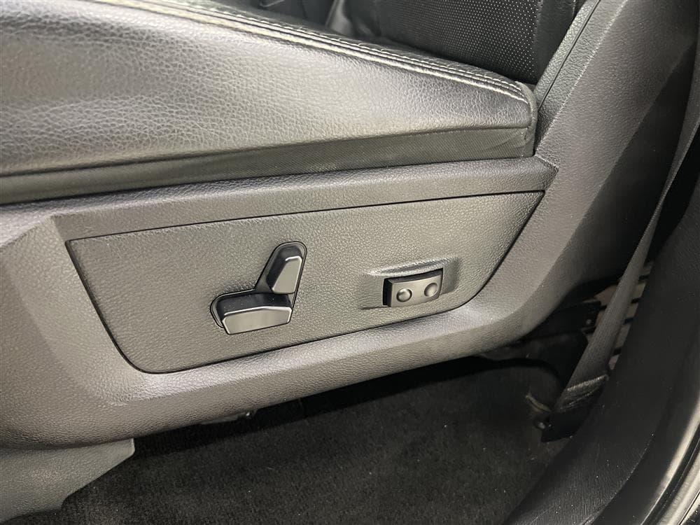 Dodge Ram Sport 5.7 Hemi 4WD 401hk Breddare Taklucka Moms interiör