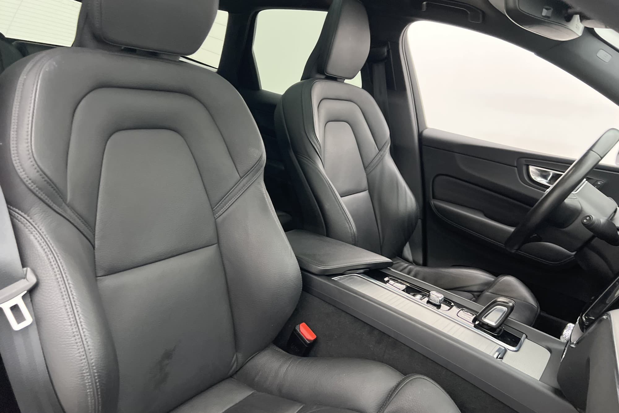 Volvo XC60 B4 AWD R-Design Pano Värmare Skinn VOC Kamera
