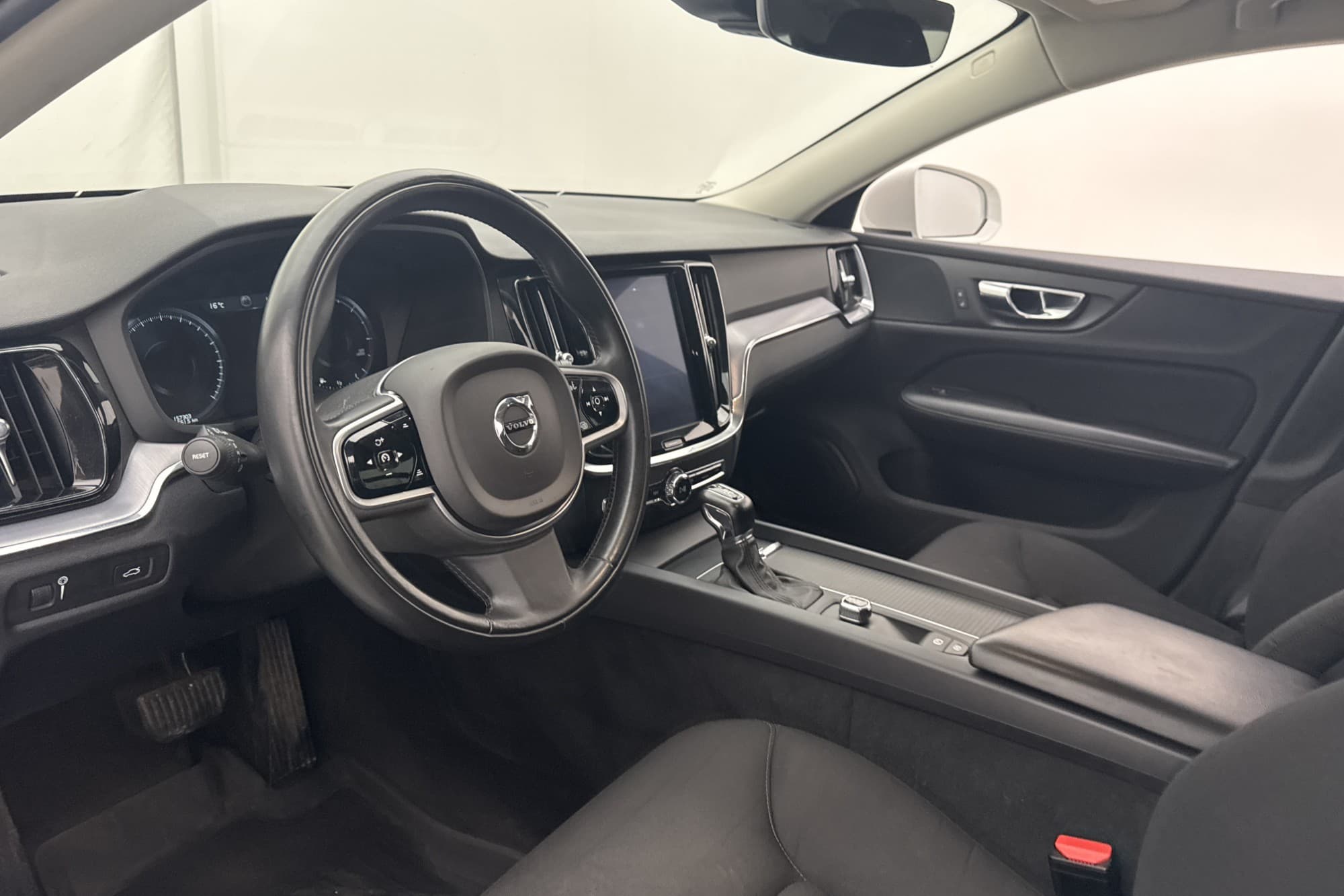 Volvo V60 D4 Momentum VOC D-Värmare Rattvärme CarPlay Drag
